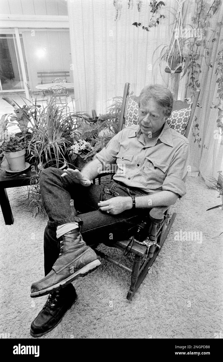 Jimmy carter, la moglie Rosalynn e la figlia Amy carter a casa nelle loro pianure, Georgia ranch stile casa. Carter, che è andato da contadino di arachidi al presidente degli Stati Uniti ha costruito la casa modesta nei boschi nel 1961 e la coppia lo ha chiamato la loro residenza primaria da allora - con l'eccezione di 1600 Pennsylvania Avenue per quattro anni, Foto Stock