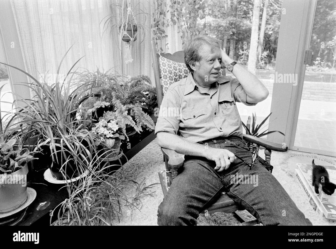 Jimmy carter, la moglie Rosalynn e la figlia Amy carter a casa nelle loro pianure, Georgia ranch stile casa. Carter, che è andato da contadino di arachidi al presidente degli Stati Uniti ha costruito la casa modesta nei boschi nel 1961 e la coppia lo ha chiamato la loro residenza primaria da allora - con l'eccezione di 1600 Pennsylvania Avenue per quattro anni, Foto Stock