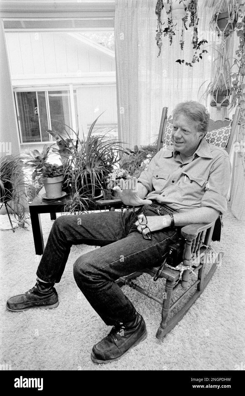 Jimmy carter, la moglie Rosalynn e la figlia Amy carter a casa nelle loro pianure, Georgia ranch stile casa. Carter, che è andato da contadino di arachidi al presidente degli Stati Uniti ha costruito la casa modesta nei boschi nel 1961 e la coppia lo ha chiamato la loro residenza primaria da allora - con l'eccezione di 1600 Pennsylvania Avenue per quattro anni, Foto Stock