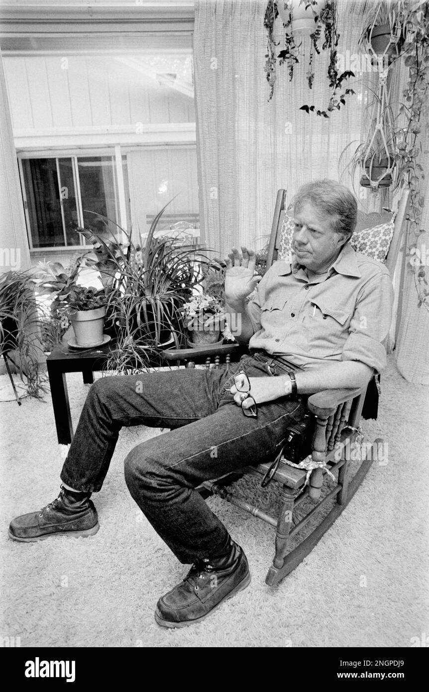 Jimmy carter, la moglie Rosalynn e la figlia Amy carter a casa nelle loro pianure, Georgia ranch stile casa. Carter, che è andato da contadino di arachidi al presidente degli Stati Uniti ha costruito la casa modesta nei boschi nel 1961 e la coppia lo ha chiamato la loro residenza primaria da allora - con l'eccezione di 1600 Pennsylvania Avenue per quattro anni, Foto Stock