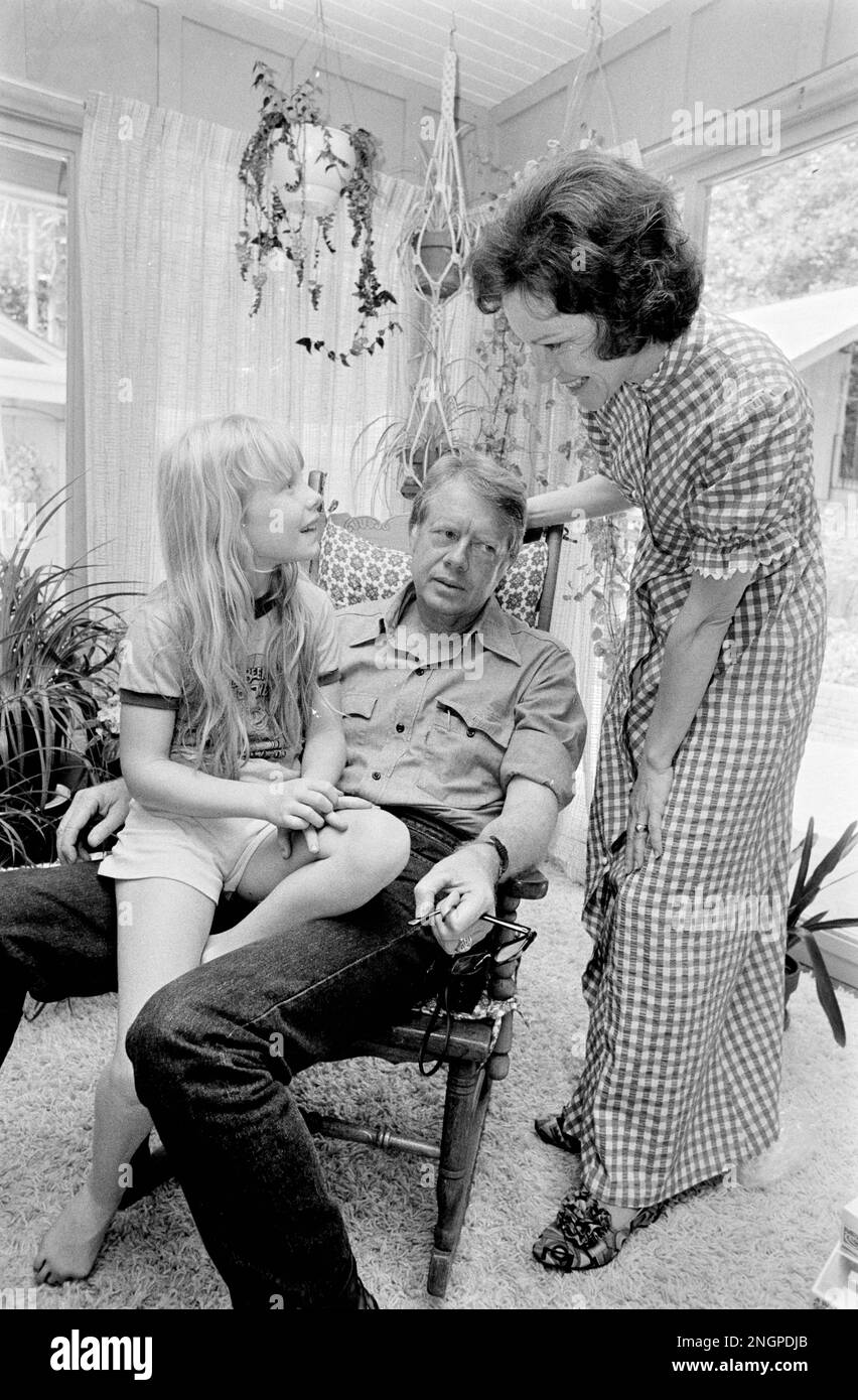 Jimmy carter, la moglie Rosalynn e la figlia Amy carter a casa nelle loro pianure, Georgia ranch stile casa. Carter, che è andato da contadino di arachidi al presidente degli Stati Uniti ha costruito la casa modesta nei boschi nel 1961 e la coppia lo ha chiamato la loro residenza primaria da allora - con l'eccezione di 1600 Pennsylvania Avenue per quattro anni, Foto Stock