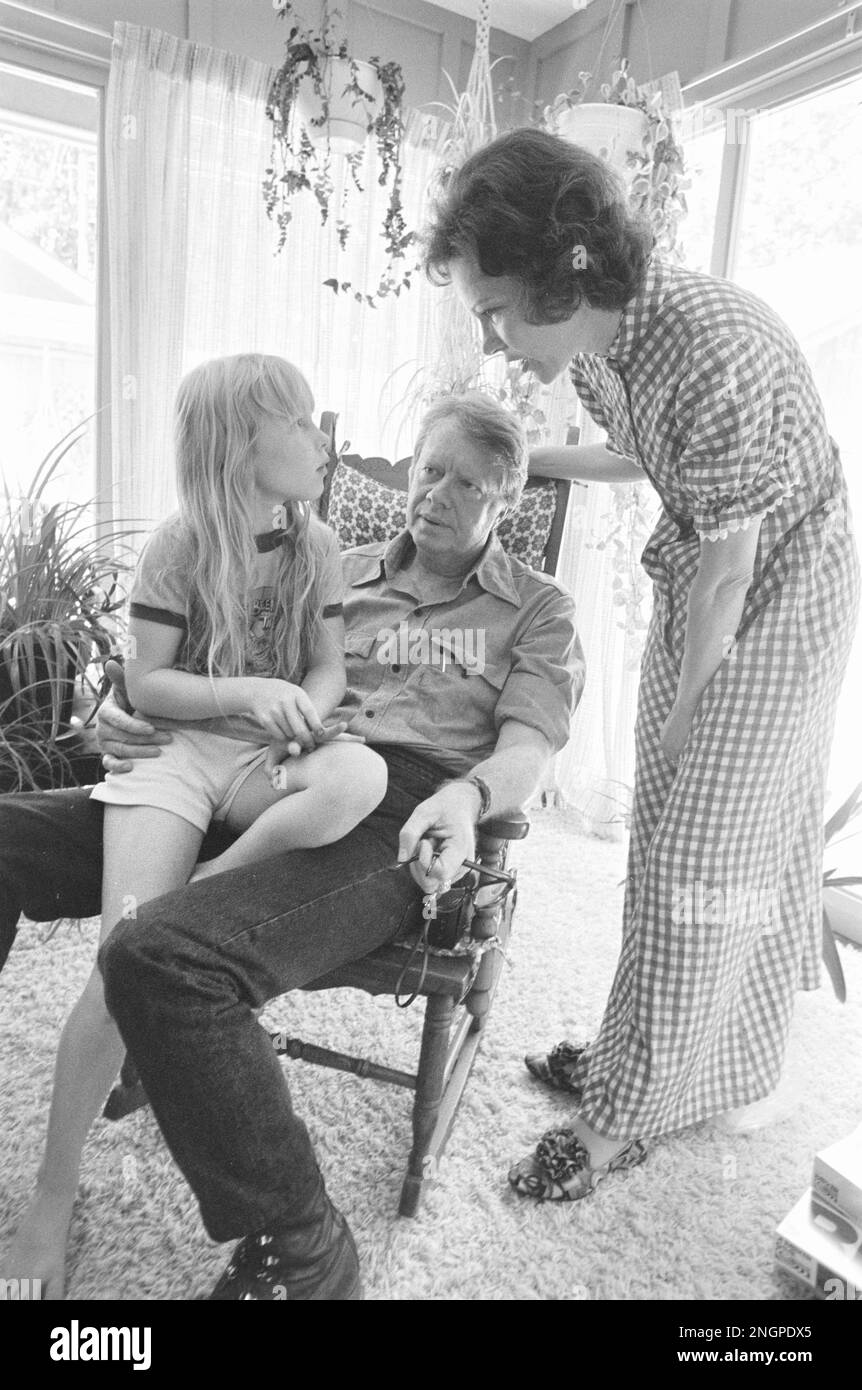 Jimmy carter, la moglie Rosalynn e la figlia Amy carter a casa nelle loro pianure, Georgia ranch stile casa. Carter, che è andato da contadino di arachidi al presidente degli Stati Uniti ha costruito la casa modesta nei boschi nel 1961 e la coppia lo ha chiamato la loro residenza primaria da allora - con l'eccezione di 1600 Pennsylvania Avenue per quattro anni, Foto Stock
