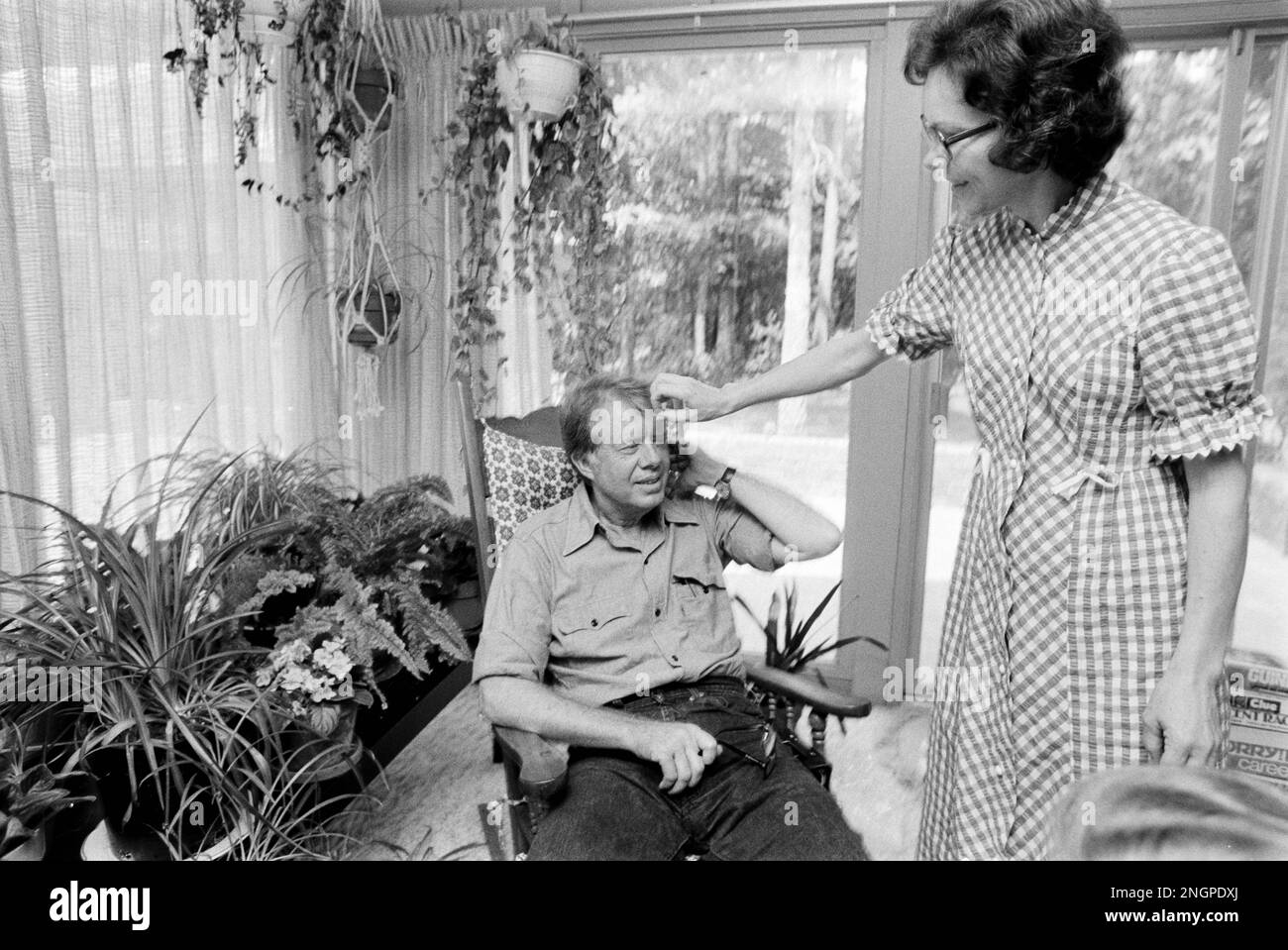 Jimmy carter, la moglie Rosalynn e la figlia Amy carter a casa nelle loro pianure, Georgia ranch stile casa. Carter, che è andato da contadino di arachidi al presidente degli Stati Uniti ha costruito la casa modesta nei boschi nel 1961 e la coppia lo ha chiamato la loro residenza primaria da allora - con l'eccezione di 1600 Pennsylvania Avenue per quattro anni, Foto Stock