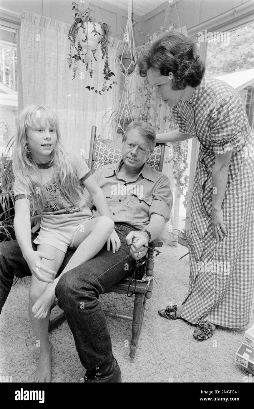Jimmy carter, la moglie Rosalynn e la figlia Amy carter a casa nelle loro pianure, Georgia ranch stile casa. Carter, che è andato da contadino di arachidi al presidente degli Stati Uniti ha costruito la casa modesta nei boschi nel 1961 e la coppia lo ha chiamato la loro residenza primaria da allora - con l'eccezione di 1600 Pennsylvania Avenue per quattro anni, Foto Stock