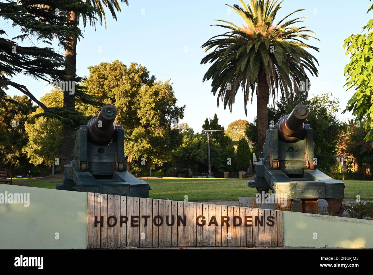 Cartello all'ingresso del parco Hopetoun Gardens nella periferia di Melbourne, con cannone storico subito dietro Foto Stock