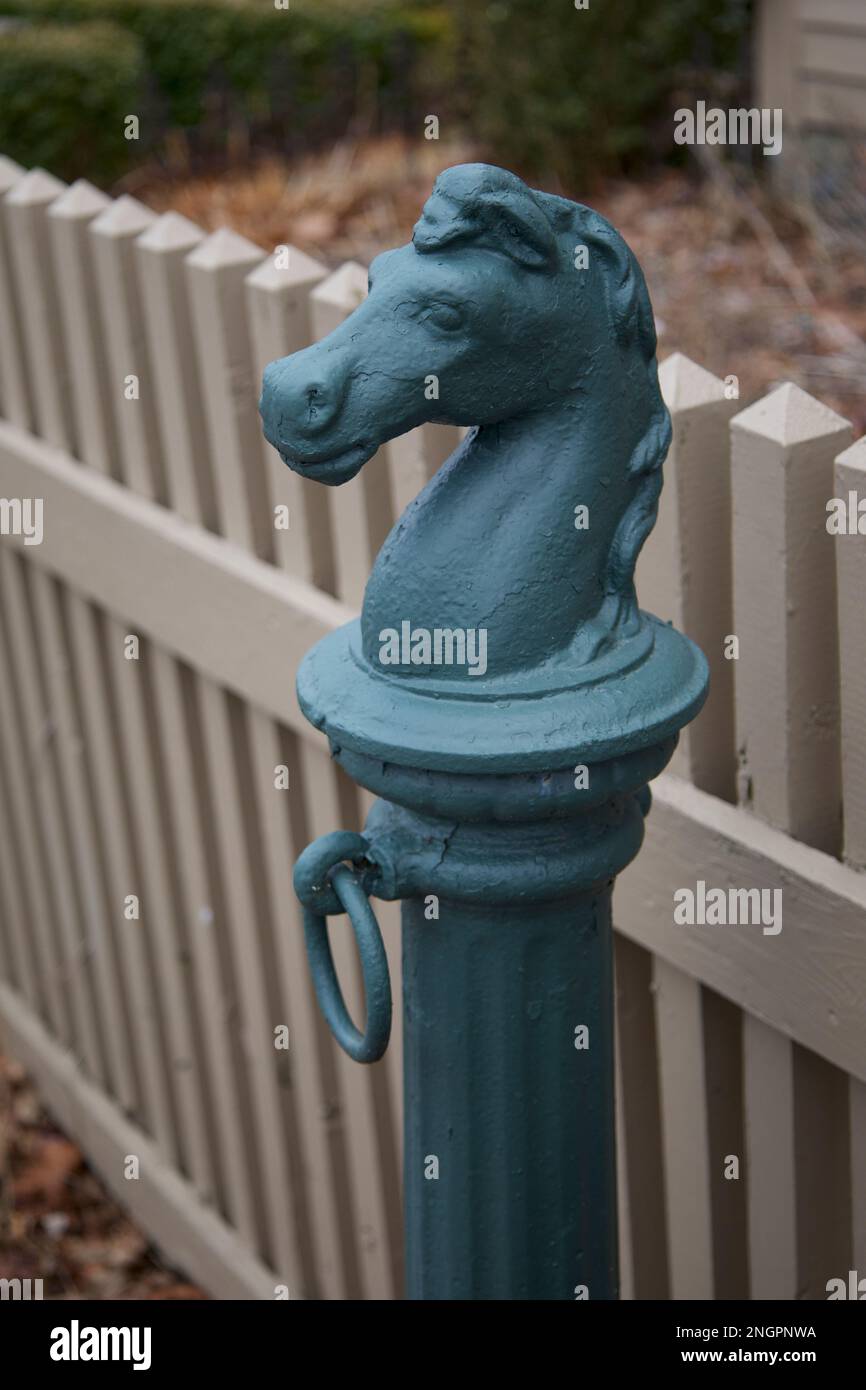 Palo metallico e verde nel Connecticut con tan, recinzione in legno nelle vicinanze. Questo è dove avreste legato il vostro cavallo, durante la visita. Foto Stock
