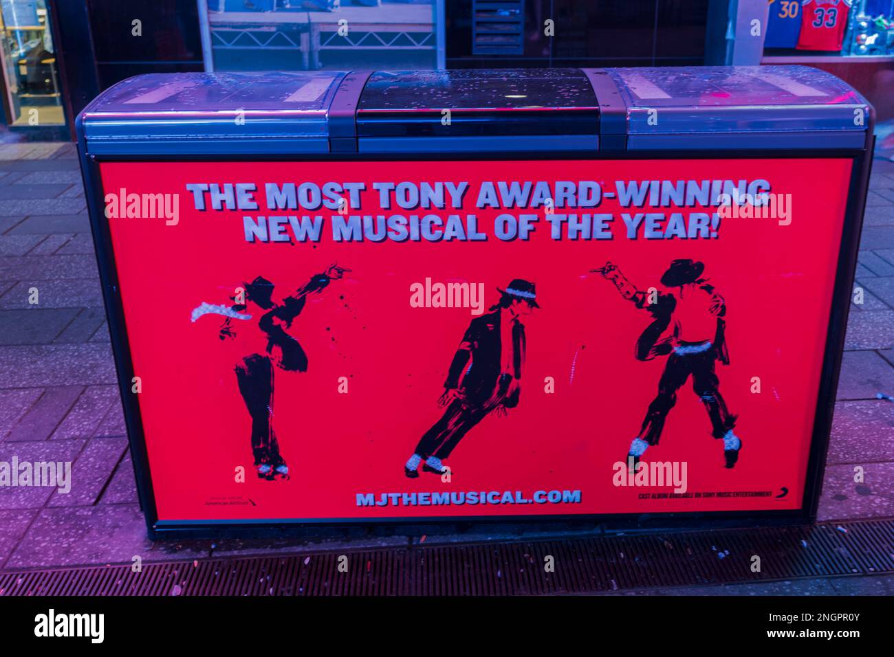 Vista della pubblicità all'aperto a Broadway dedicata al musical Mike Jackson 'il premio più significativo - il vincitore del nuovo musical dell'anno'. Ne Foto Stock