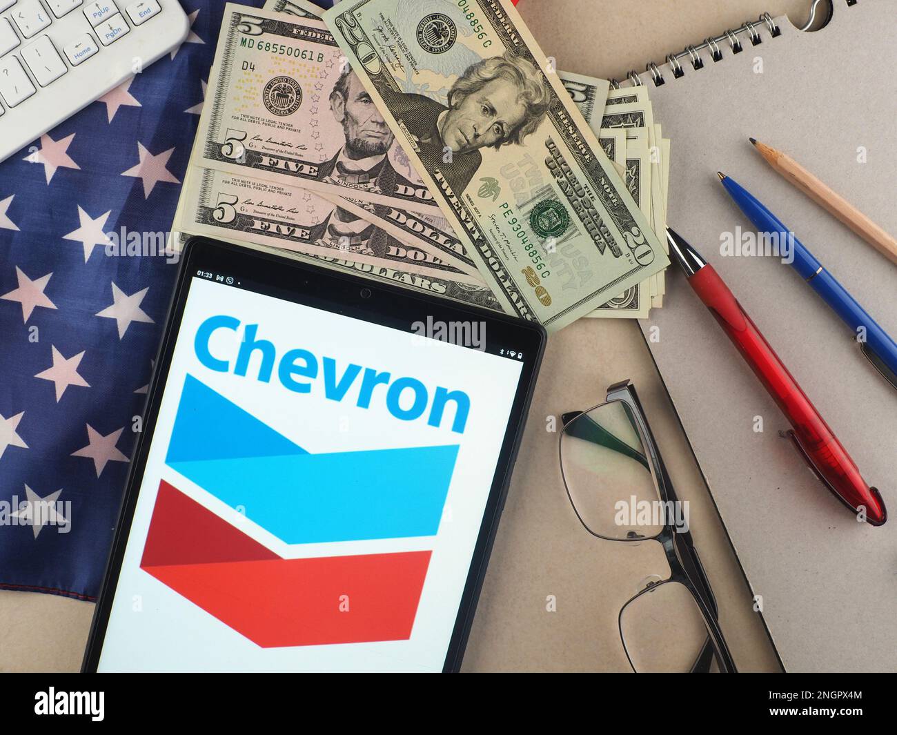 In questa figura, il logo Chevron Corporation è visualizzato su un tablet. Foto Stock