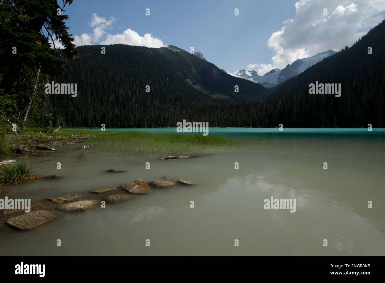 Lower Joffre Lake nel Joffre Lake Provincial Park, British Columbia, Canada. Un percorso in pietra conduce in acqua. Foto Stock