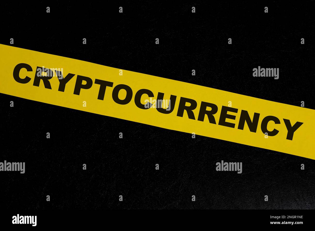 Concetto di cautela, avvertenza e pericolo per la criptovaluta. Nastro di barricata giallo con parola su sfondo nero scuro. Foto Stock