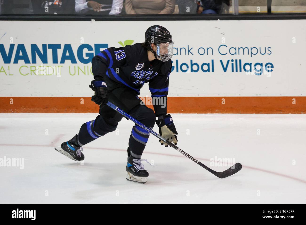 18 febbraio 2023: Bentley Falcons Forward Matt Gosiewski (13) pattina nel terzo periodo contro le Tigri RIT. Il Rochester Institute of Technology Tigers ha ospitato i Bentley University Falcons in una partita di hockey maschile NCAA al gene Polisseni Center di Rochester, New York. (Jonathan Tenca/CSM) Foto Stock