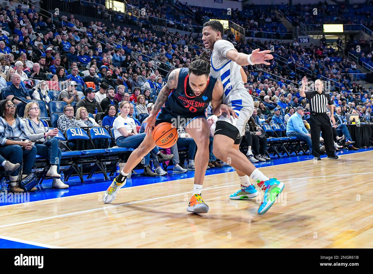 18 FEBBRAIO 2023: Duquesne Dukes Forward Joe Reece (20) non può superare la difesa della guardia di Saint Louis Billikens Javon Pickett (4) in un gioco di conferenza in cui i Duquesne Dukes hanno visitato la St. Louis Billikens. Si tiene presso la Chaifetz Arena di St. Louis, MO il 18 febbraio 2023 Richard Ulreich/CSM Foto Stock