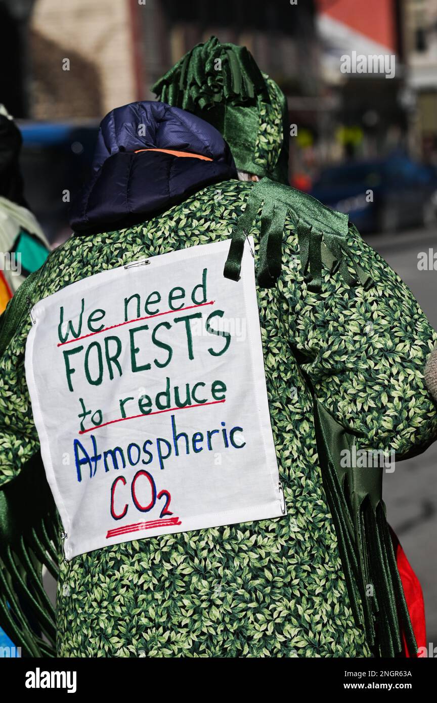 Manifestanti in una marcia che chiede un'azione per combattere il cambiamento climatico, Montpelier, VT, USA. Foto Stock