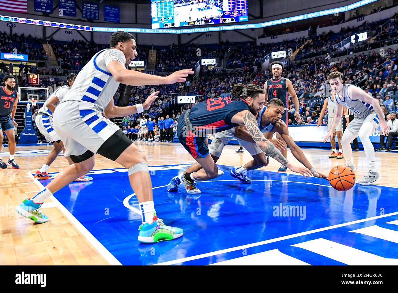 18 FEBBRAIO 2023: Duquesne Dukes avanti Joe Reece (20) e Saint Louis Billikens avanti Francis Okoro (5) tuffarsi dopo la palla libera sul campo in un gioco di conferenza in cui i Duquesne Dukes ha visitato la St. Louis Billikens. Si tiene presso la Chaifetz Arena di St. Louis, MO il 18 febbraio 2023 Richard Ulreich/CSM Foto Stock