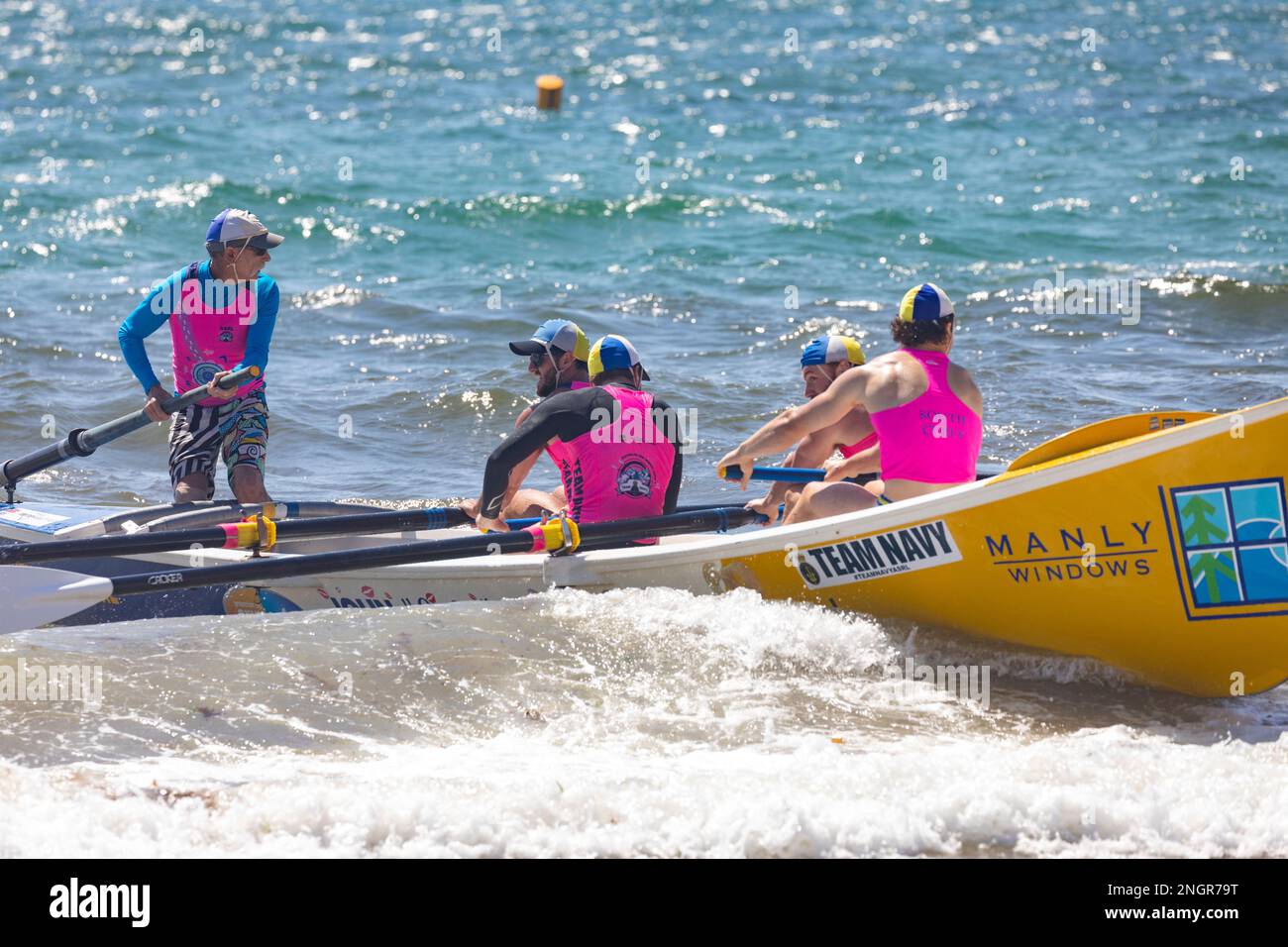 Corse di surfboat tradizionali sulla spiaggia di Collaroy a Sydney, estate 2023, NSW, Australia Foto Stock