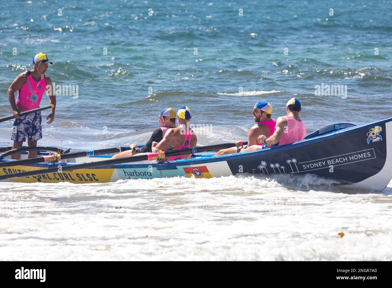 Corse di surfboat tradizionali sulla spiaggia di Collaroy a Sydney, estate 2023, NSW, Australia Foto Stock