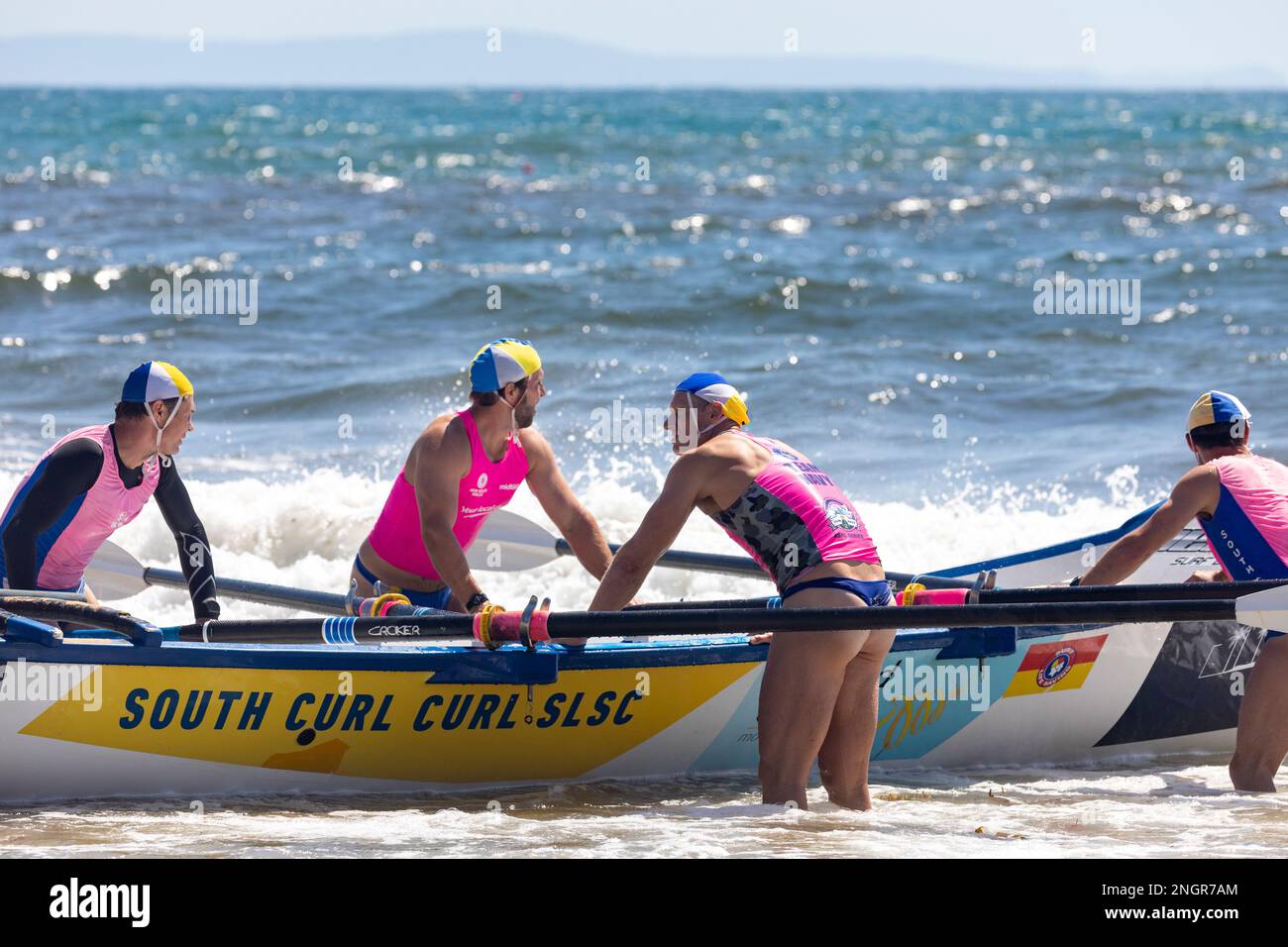Corse di surfboat tradizionali sulla spiaggia di Collaroy a Sydney, estate 2023, NSW, Australia, Mens South curl team Foto Stock