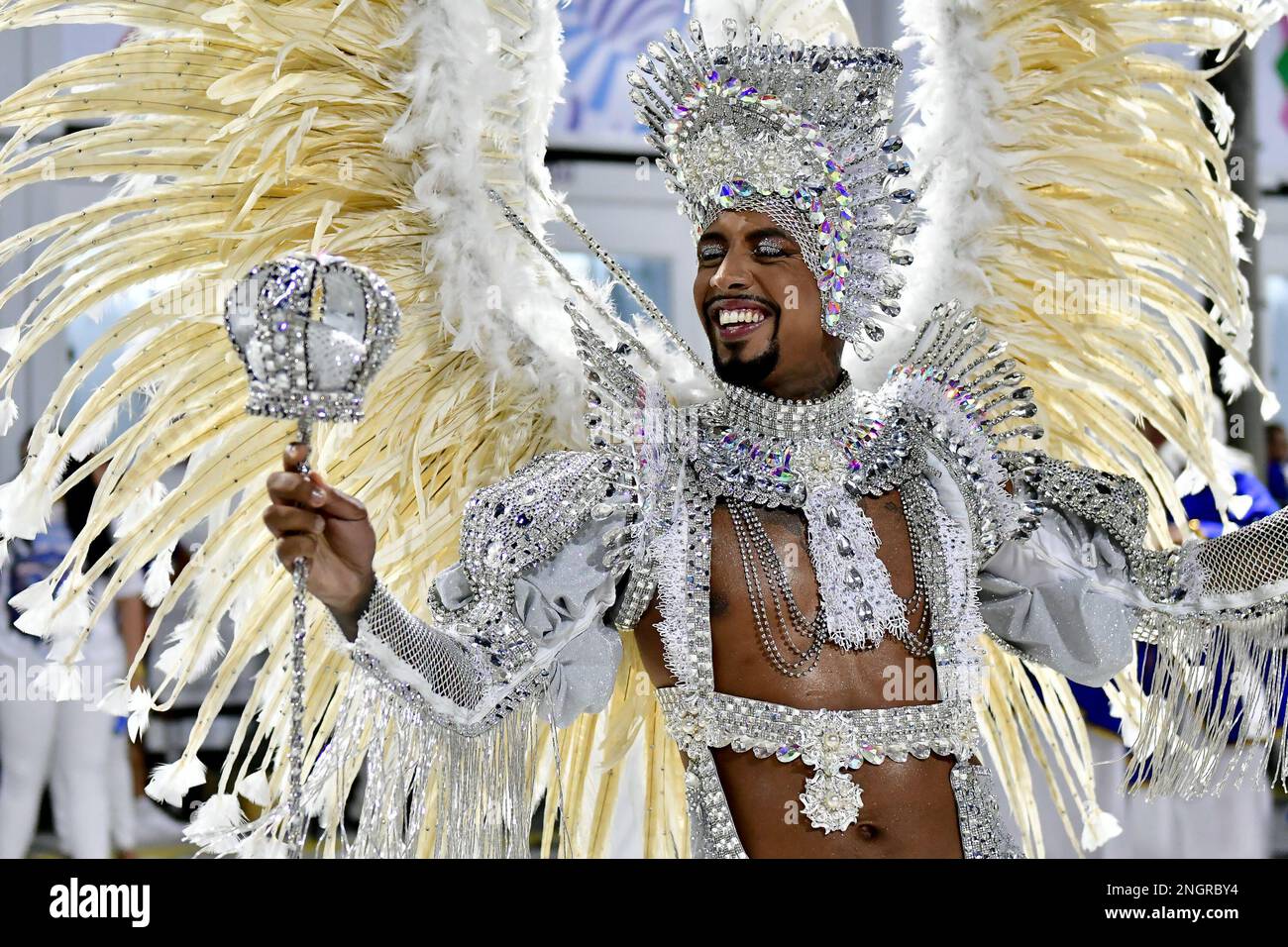 Rio de Janeiro, Brasile. 19th Feb, 2023. RJ - Rio de Janeiro - 02/18/2023 - CARNEVALE RIO 2023, SERIE D'ORO SAMBA SCHOOL PARADE - Jorge Amarelloh re dei tamburi della Samba School em cima da Hora durante una presentazione alla sfilata della serie d'oro a Rio de Janeiro al Sambodromo da Marques de Sapuhai questo Sabato (18). Foto: Thiago Ribeiro/AGIF/Sipa USA Credit: Sipa USA/Alamy Live News Foto Stock