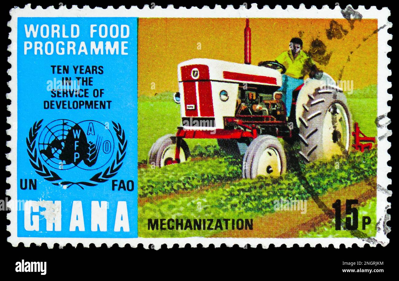 MOSCA, RUSSIA - 15 FEBBRAIO 2023: Francobollo stampato in Ghana mostra trattore, serie programma alimentare Mondiale, circa 1973 Foto Stock