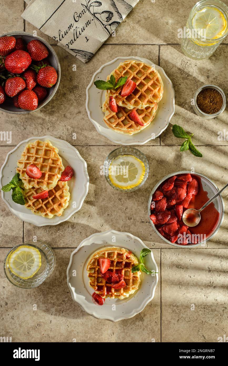 cialde con fragole e salsa. Foto di alta qualità Foto Stock