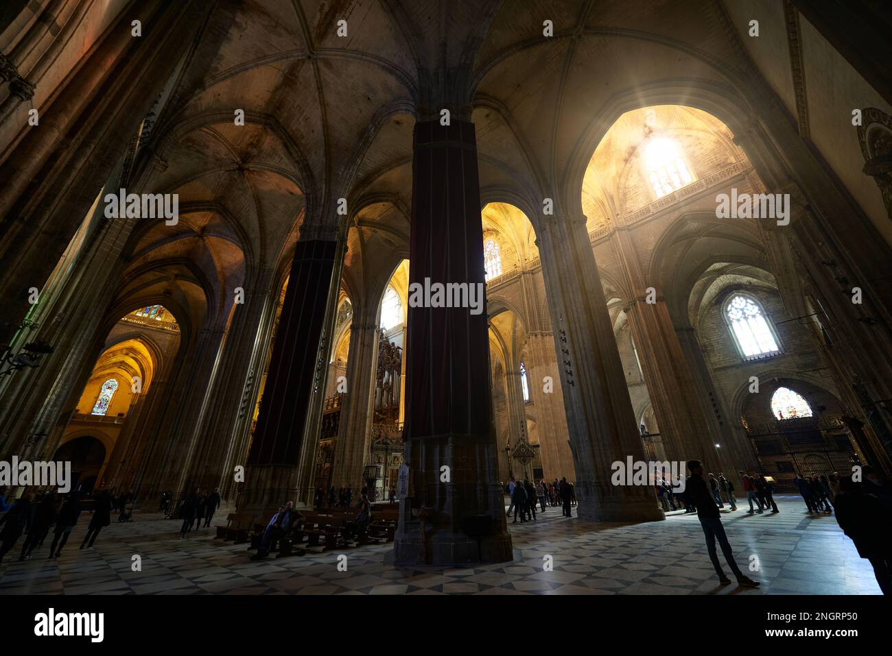 Interno del castello di Siviglia e La Giralda, Sito Patrimonio Mondiale dell'UNESCO, Siviglia, Andalusia, Spagna, Europa. Foto Stock