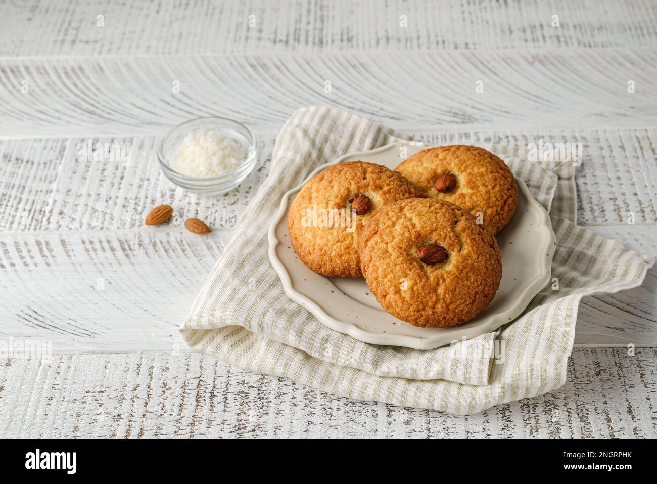 biscotti alla farina di mandorle su un piatto. Foto di alta qualità Foto Stock