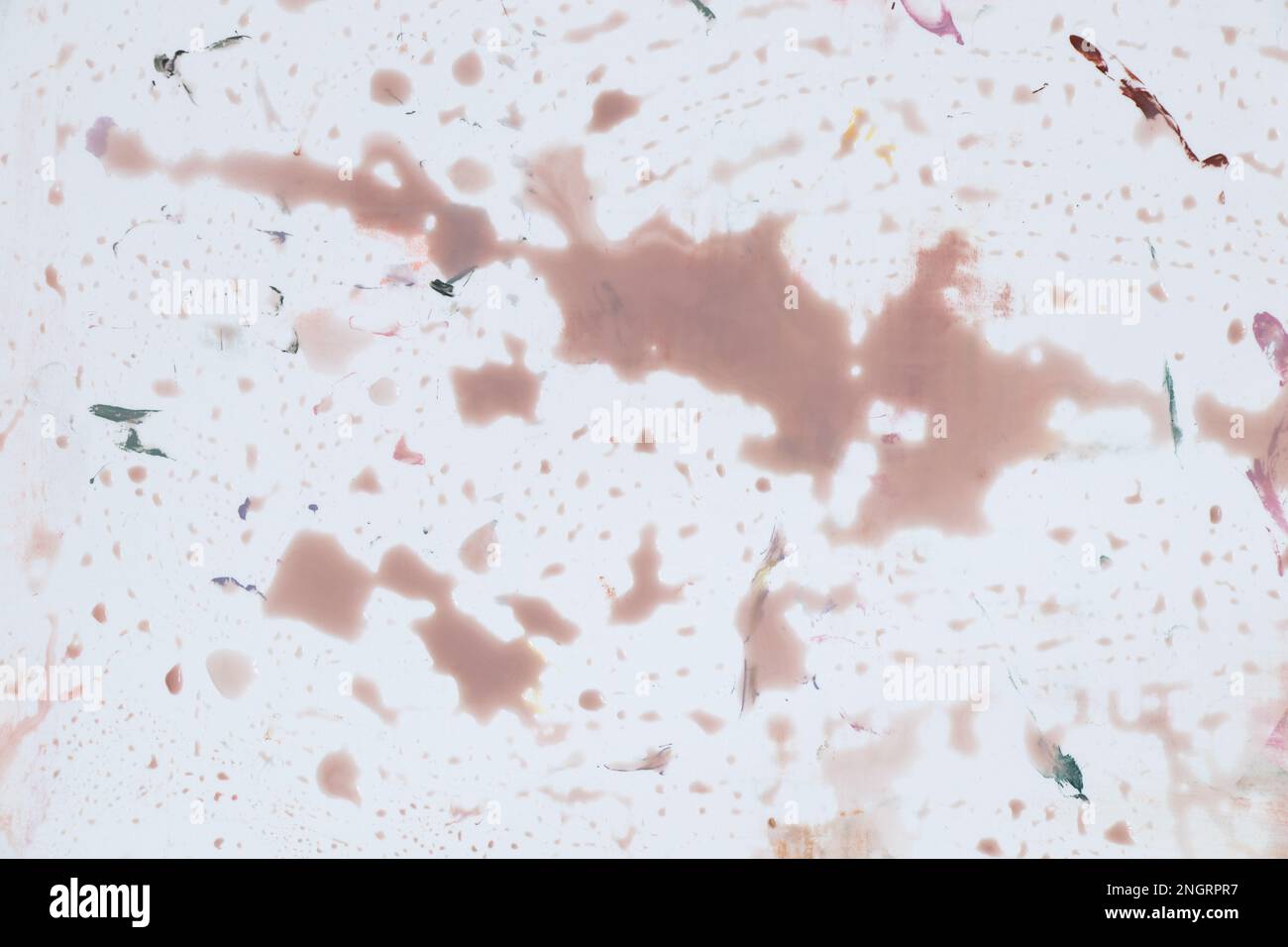 Macchie di acqua rosa sporco su sfondo bianco, vernice liquida come sfondo, pittura, acquerello Foto Stock