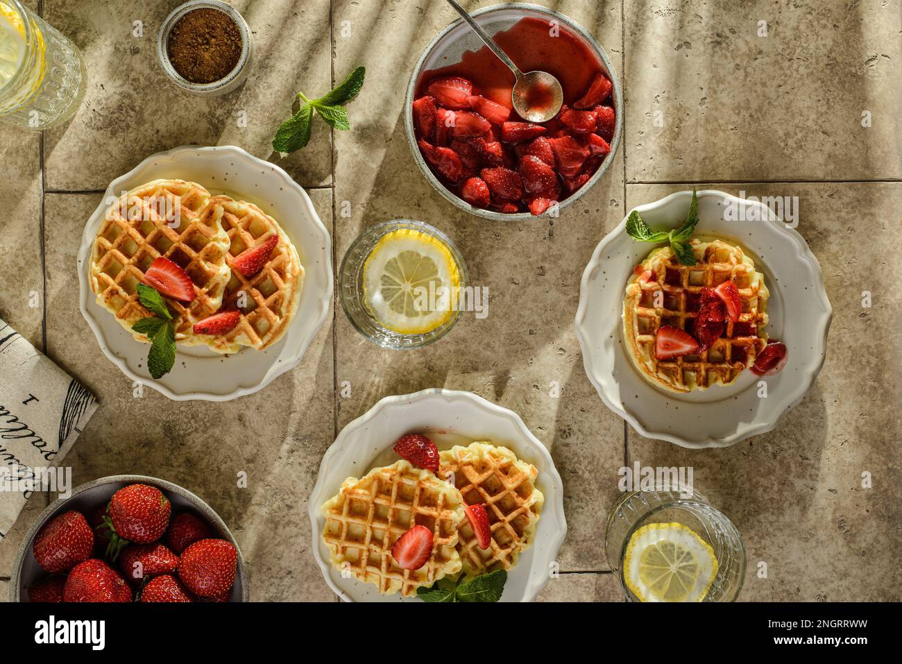 cialde con fragole e salsa. Foto di alta qualità Foto Stock