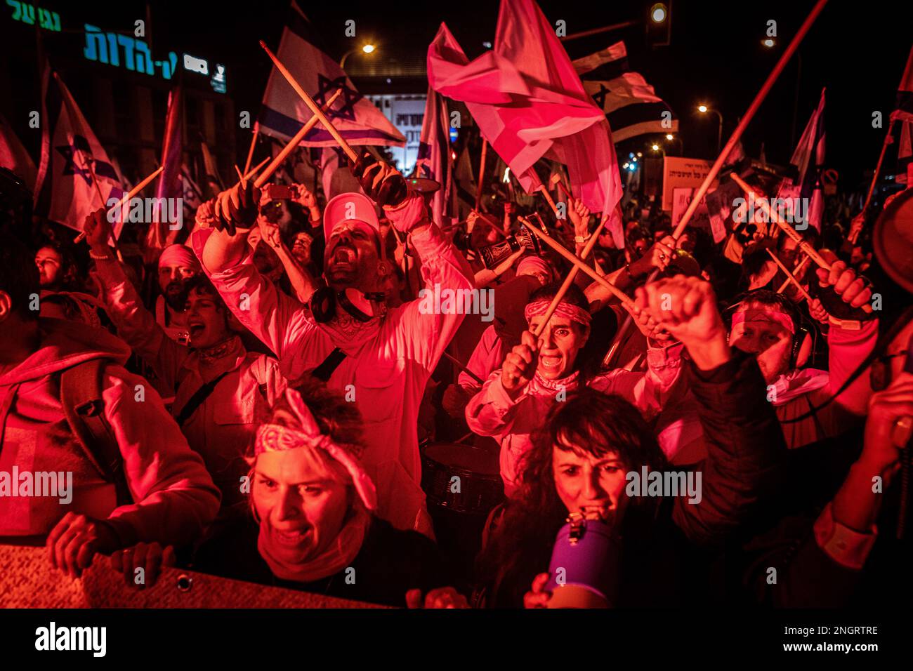 Tel Aviv, Israele. 18th Feb, 2023. I manifestanti cantano slogan e fanno gesti durante la dimostrazione. A Tel Aviv la gente ha protestato contro il governo di destra del primo ministro Benjamin Netanyahu e contro la sua controversa riforma giuridica. La riforma giuridica proposta consentirebbe al parlamento di escludere la decisione della Corte Suprema con un voto a maggioranza tra i legislatori a 120 posti. Tuttavia, nominano giudici, che rafforzano la loro influenza politica sul sistema. Credit: SOPA Images Limited/Alamy Live News Foto Stock