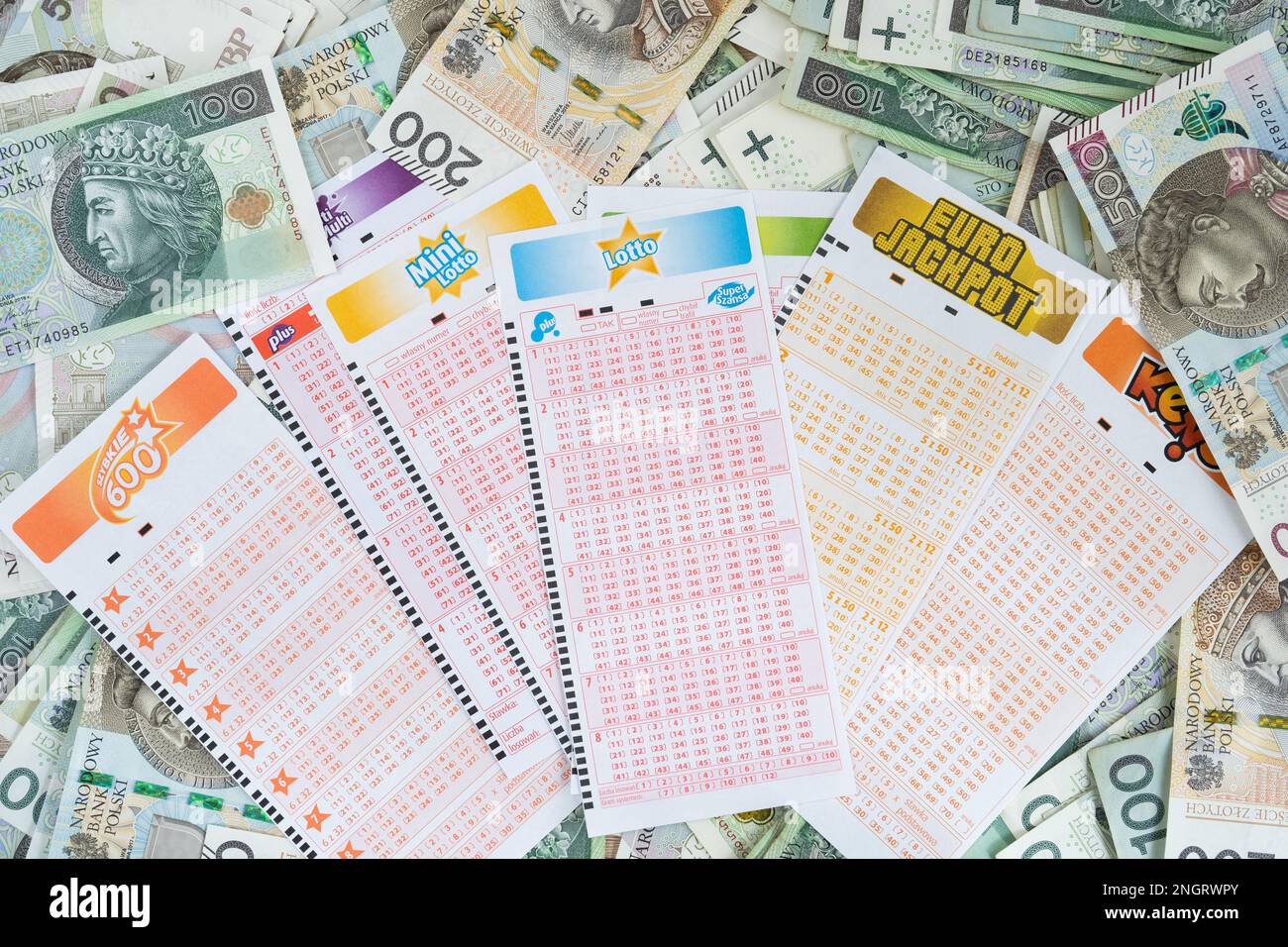 Biglietti lotteria lotto e denaro polacco, banconote PLN zloty. Fogli bianchi di giochi Lotto, Eurofackpot, Mini, Multi Multi, Keno. Totalizator Sportowy. Foto Stock
