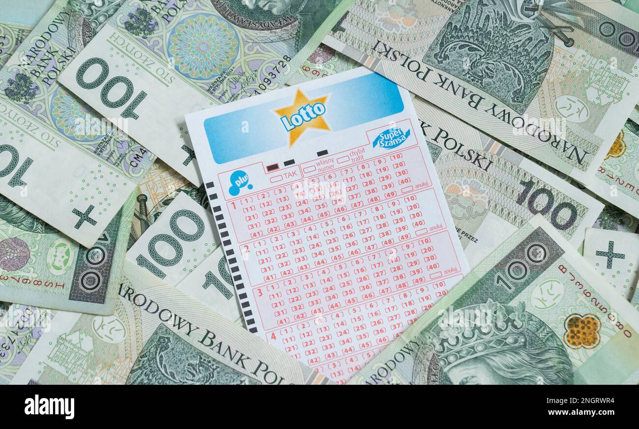 Biglietto lotteria lotto e denaro polacco złoty, banconote PLN zloty. Coupon in bianco del gioco Lotto, del totalizator Sportowy. Foto Stock