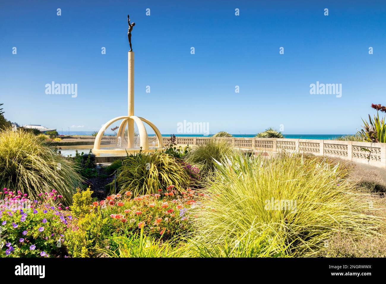 5 dicembre 2022: Napier, Hawkes Bay, Nuova Zelanda - Pania della barriera corallina, scultura su Marine Parade, situato in un bellissimo giardino. Glorioso tempo estivo. Foto Stock