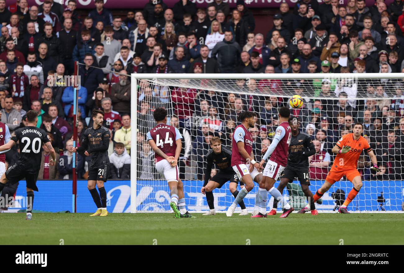 Jorginho (A) segnando il terzo obiettivo Arsenale (2-3) alla partita Aston Villa contro Arsenal EPL, a Villa Park, Birmingham, Regno Unito, il 18 febbraio 2023. Credit: Paul Marriott/Alamy Live News Foto Stock