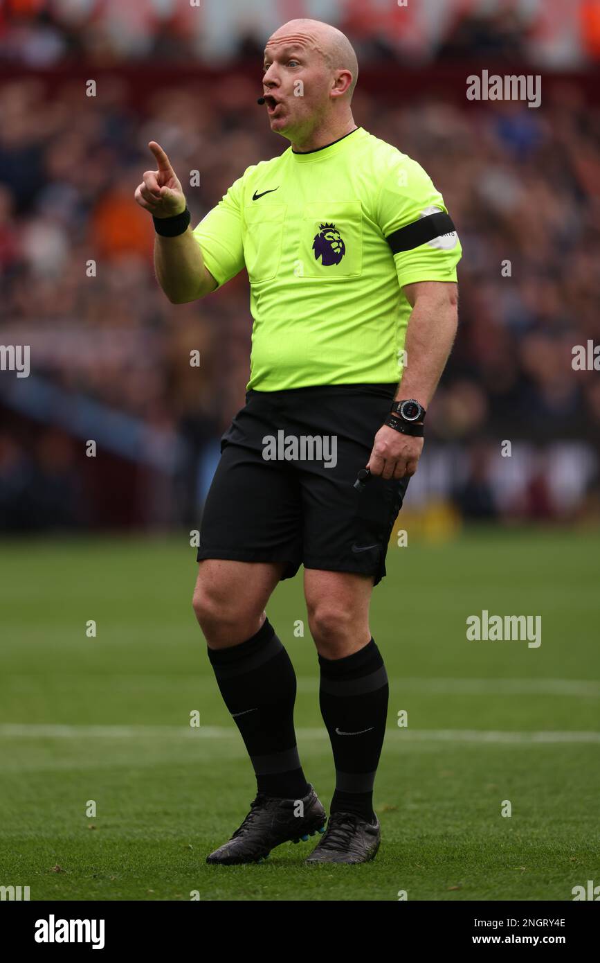 Birmingham, Regno Unito. 18th Feb, 2023. L'arbitro Simon Hooper alla partita Aston Villa contro Arsenal EPL, a Villa Park, Birmingham, Regno Unito, il 18 febbraio 2023. Credit: Paul Marriott/Alamy Live News Foto Stock