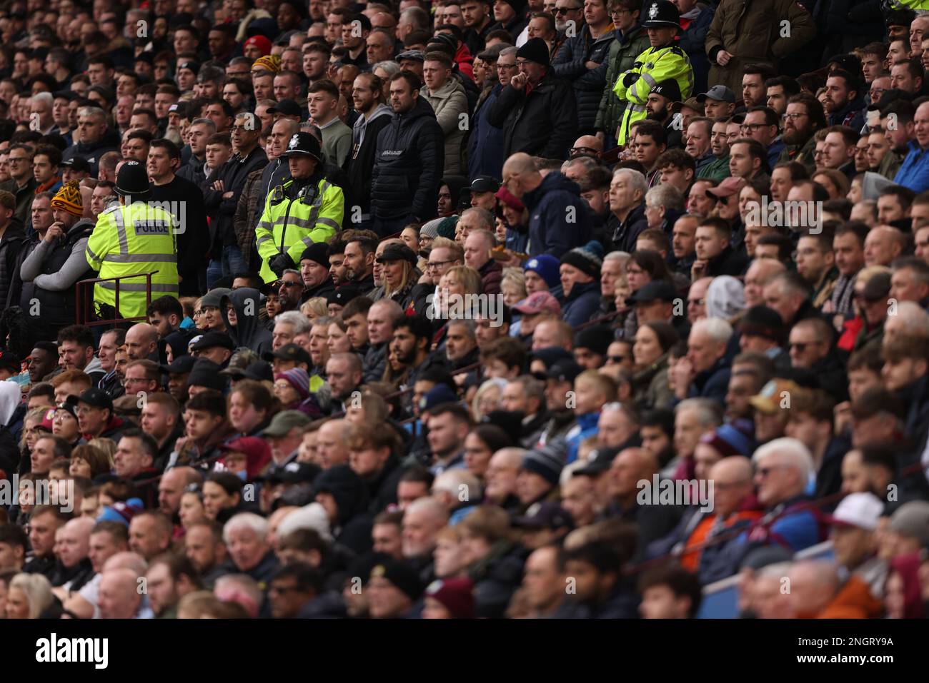 Birmingham, Regno Unito. 18th Feb, 2023. Gli ufficiali di polizia si trovano tra i sostenitori dell'Arsenal (in alto a sinistra) e i sostenitori dell'Aston Villa alla partita dell'Aston Villa contro Arsenal EPL, a Villa Park, Birmingham, Regno Unito, il 18 febbraio 2023. Credit: Paul Marriott/Alamy Live News Foto Stock