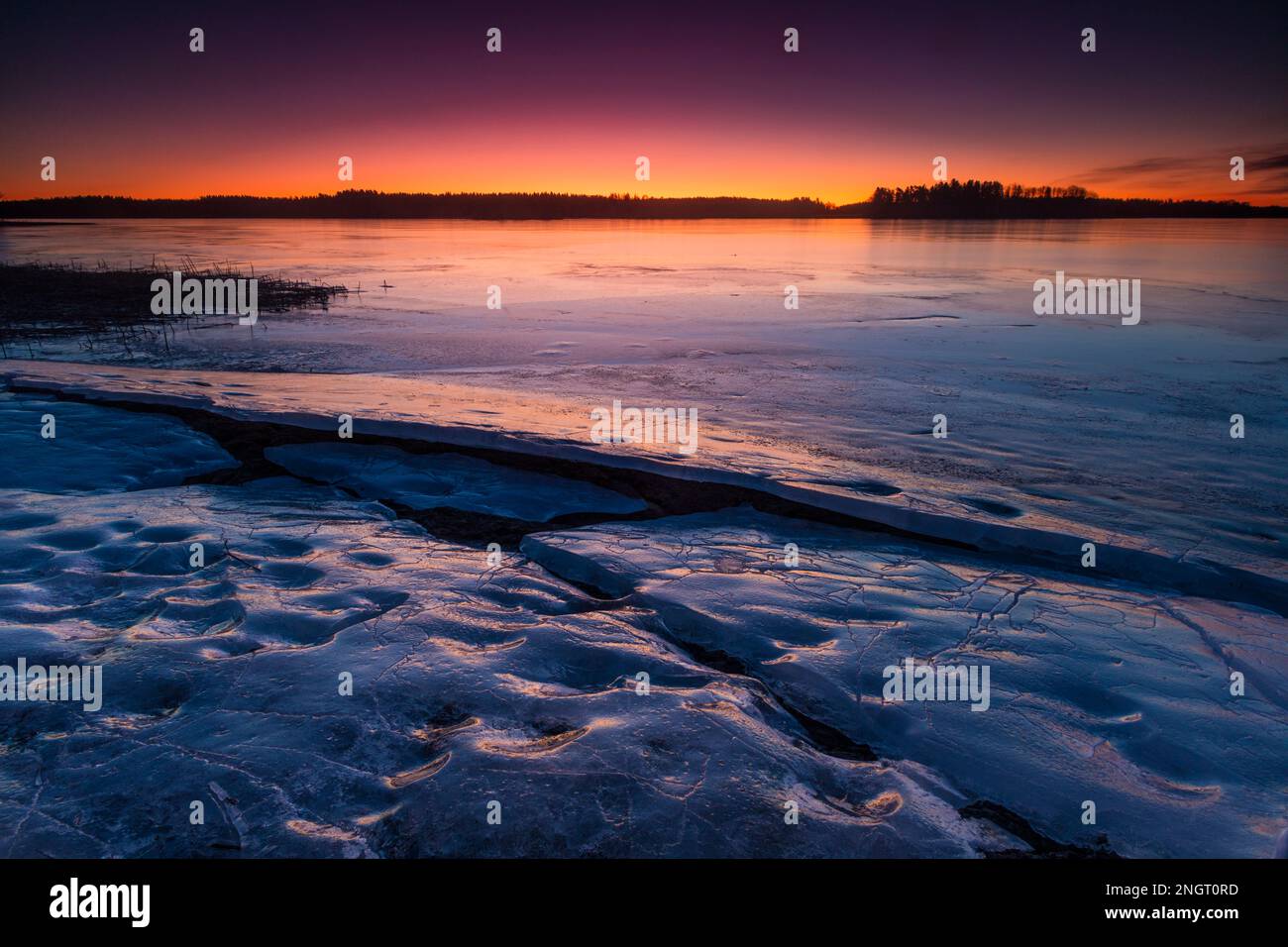 Formazione di ghiaccio cracked all'alba nel lago Vansjø, Østfold, Norvegia, Scandinavia, Foto Stock