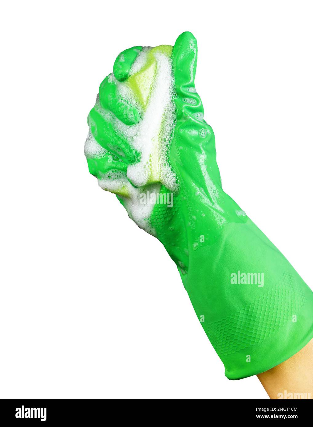 Mano in guanto di gomma verde schiacciando la spugna di lavaggio con schiuma chimica, sapone detergente isolato su sfondo bianco. Foto Stock