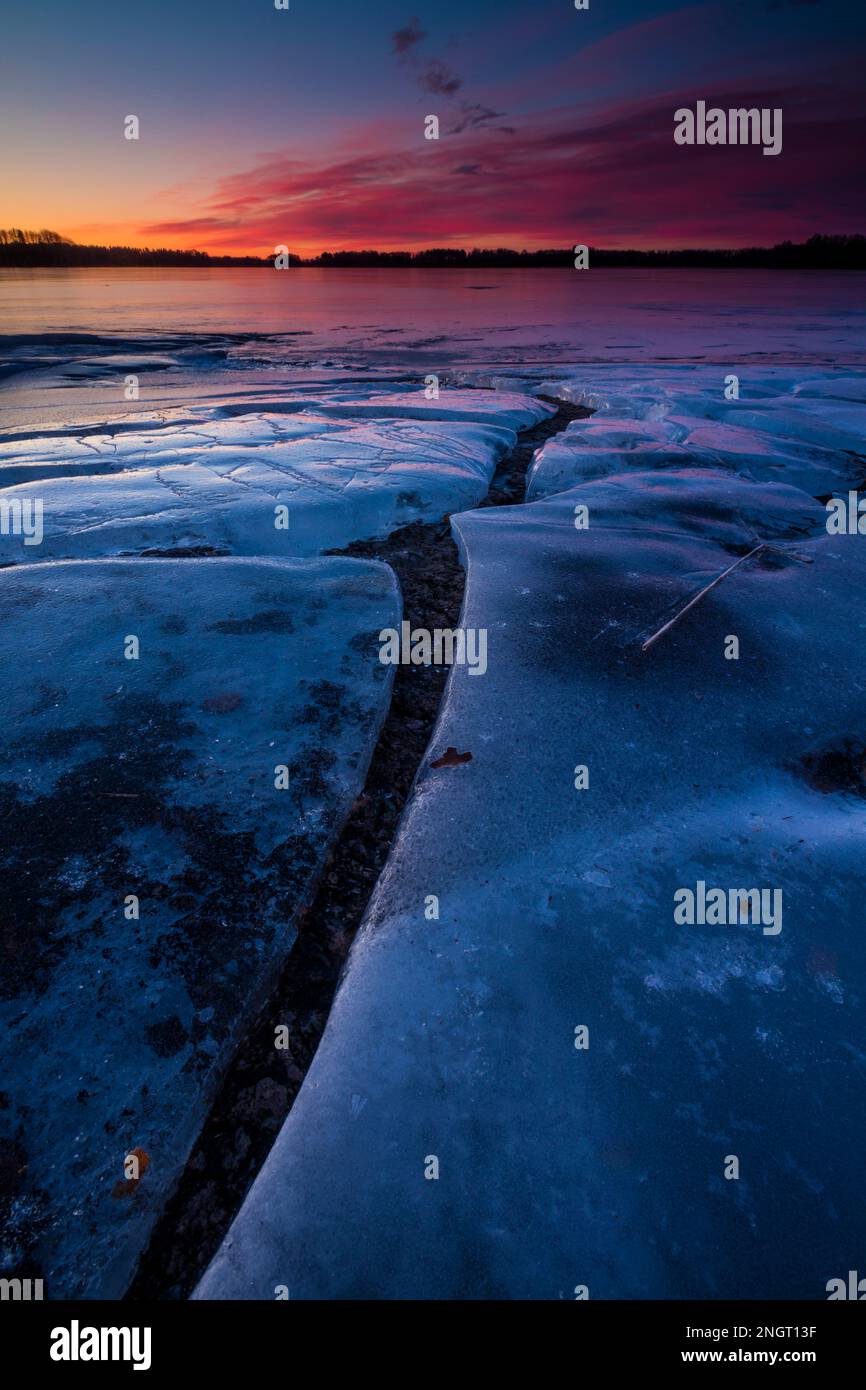 Formazione di ghiaccio cracked all'alba nel lago Vansjø, Østfold, Norvegia, Scandinavia, Foto Stock