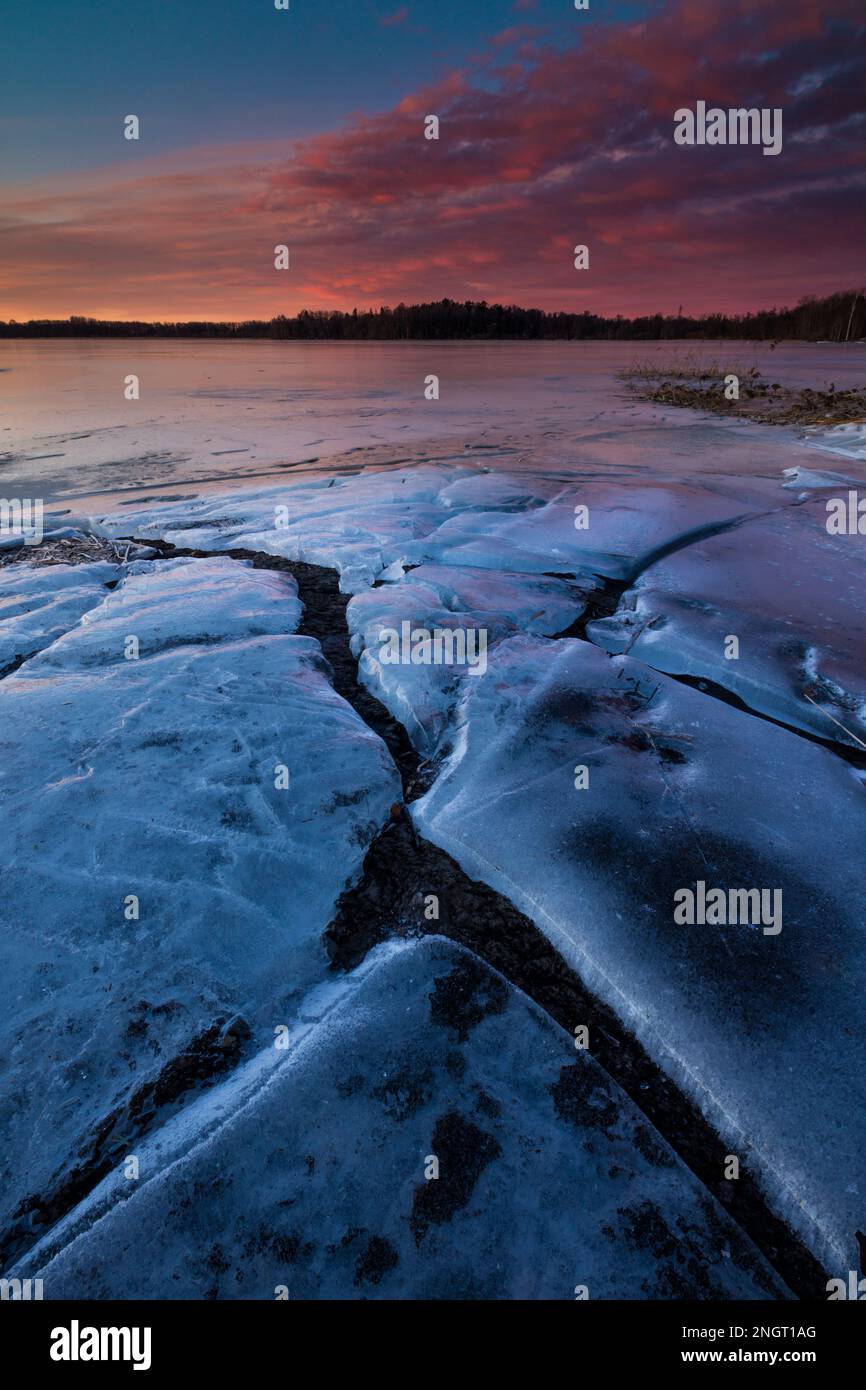 Formazione di ghiaccio cracked all'alba nel lago Vansjø, Østfold, Norvegia, Scandinavia, Foto Stock