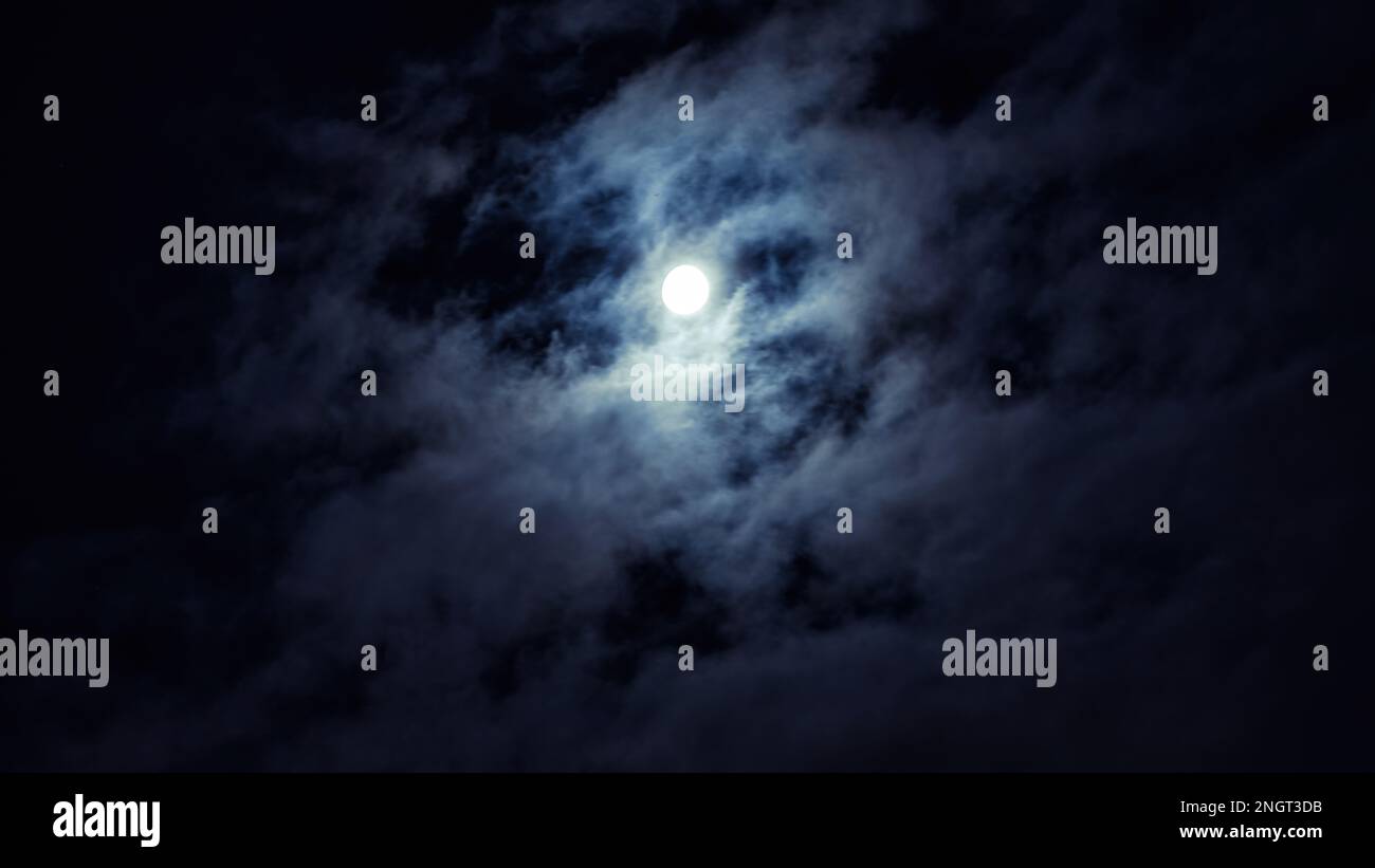 Cielo notturno con luna piena per sfondo, concetto di orrore, Halloween, mistero. Nuvole spaventose e spettacolari al chiaro di luna piena. Cielo gotico scuro wa Foto Stock