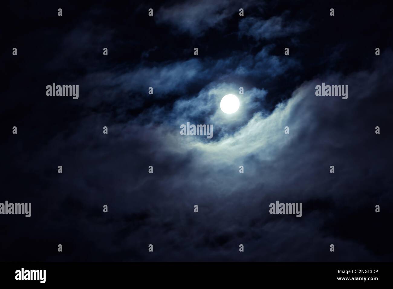 Cielo notturno con luna piena per sfondo, concetto di orrore, Halloween, mistero. Nuvole spaventose e spettacolari al chiaro di luna piena. Cielo gotico scuro wa Foto Stock