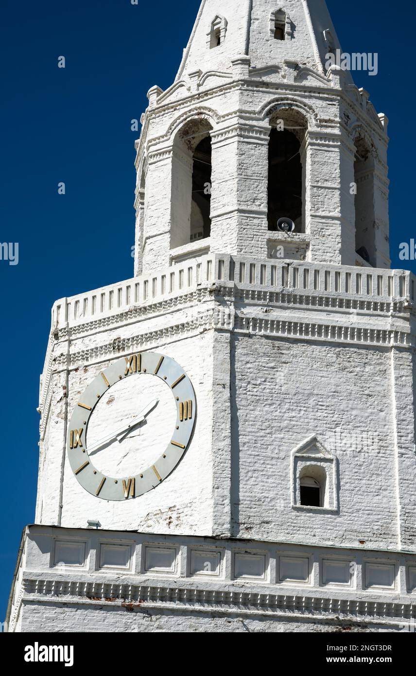 Orologio d'epoca di primo piano del Cremlino di Kazan, Tatarstan, Russia. Vista verticale della vecchia Torre di Spasskaya, torre dell'orologio in pietra bianca, punto di riferimento di Kazan in estate. Foto Stock