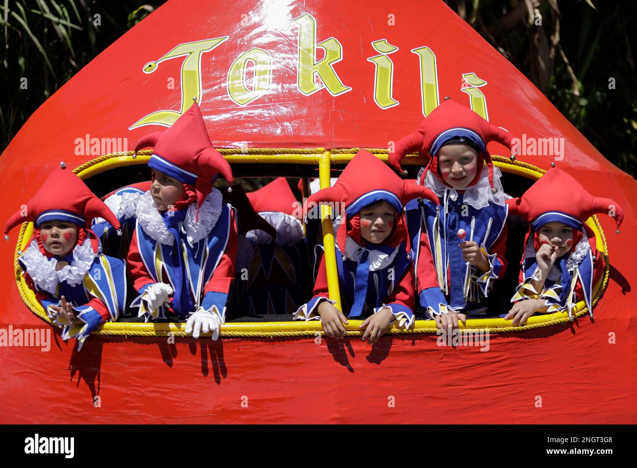La Colonia Tovar, Venezuela. 18th Feb, 2023. I bambini vestiti come Jokili partecipano ad una sfilata durante una celebrazione di carnevale. La gente si è affollata per le strade di questa città di discendenza tedesca per vedere una sfilata di persone vestite come harlequins e gorilla come parte delle celebrazioni del carnevale del paese. Credit: Pedro Rances Mattey/dpa/Alamy Live News Foto Stock
