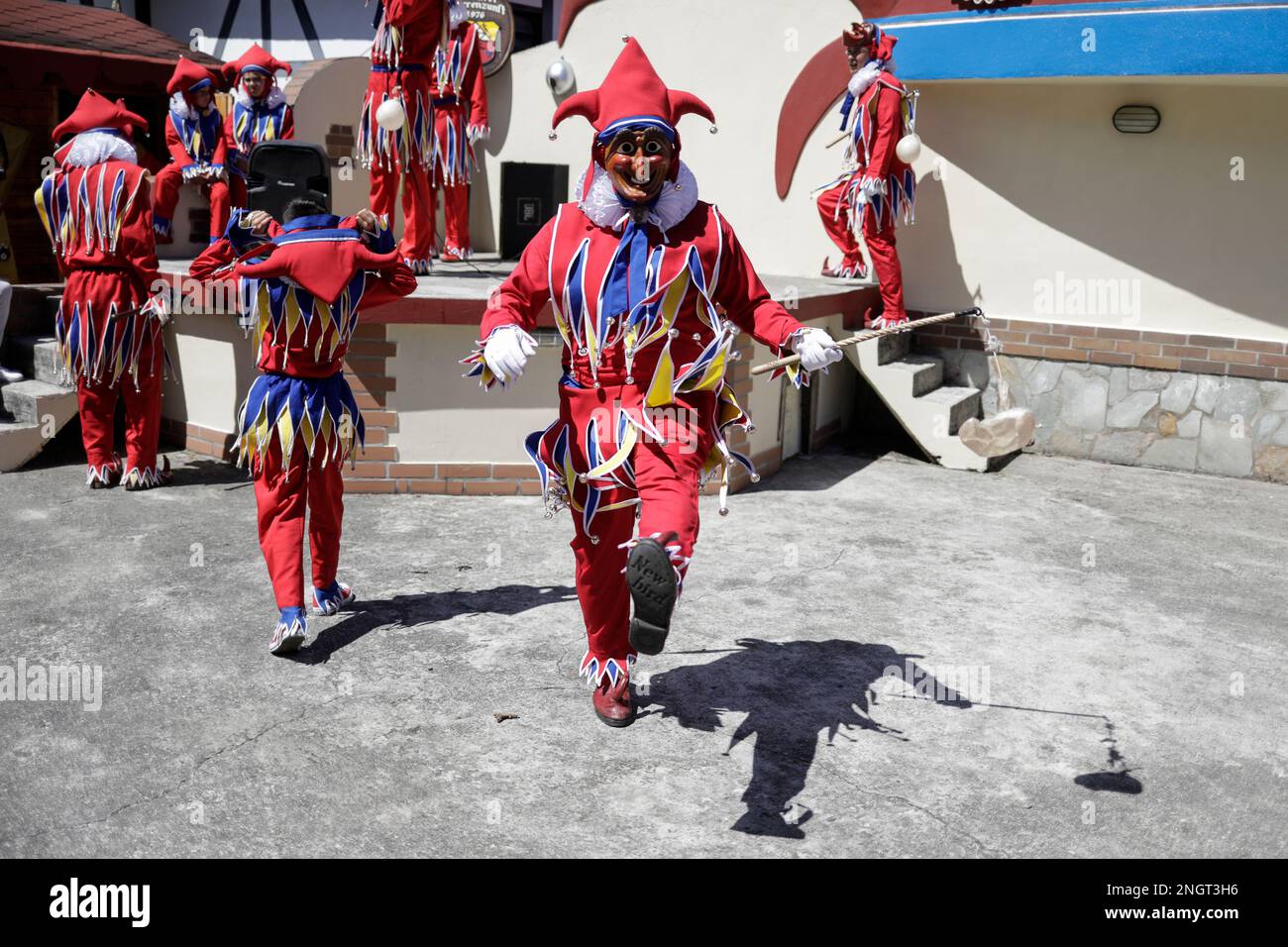 La Colonia Tovar, Venezuela. 18th Feb, 2023. Le persone vestite partecipano a una sfilata durante una celebrazione di carnevale. La gente si è affollata per le strade di questa città di origine tedesca per vedere una sfilata di persone vestite come harlequins e gorilla come parte delle celebrazioni del carnevale del paese. Credit: Pedro Rances Mattey/dpa/Alamy Live News Foto Stock