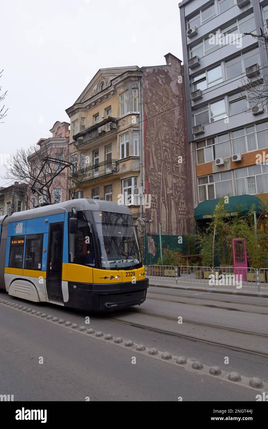 Pesa Swing tram per le strade della città di Sofia, Bulgaria Foto Stock