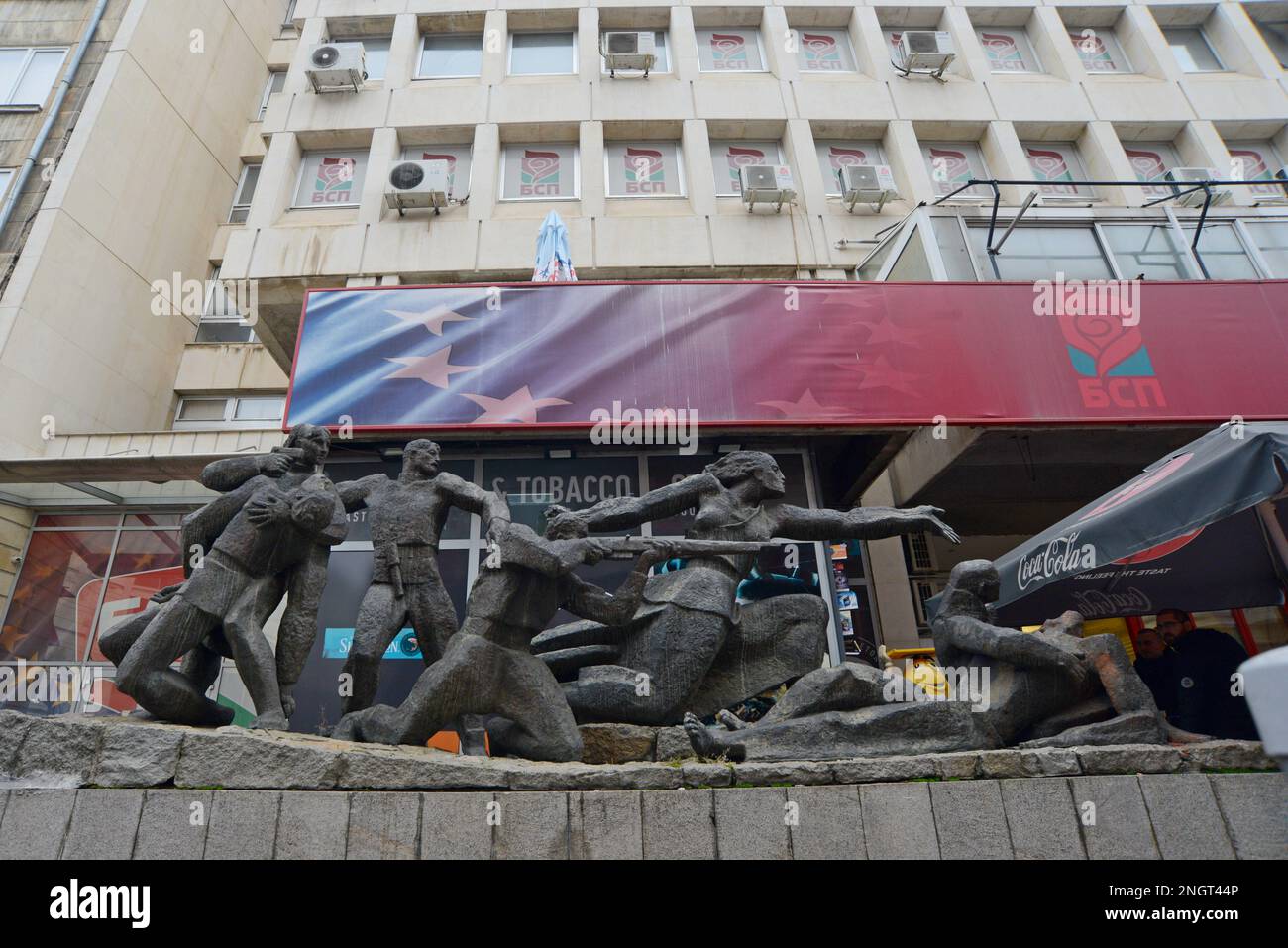 Monumento dell'era comunista ai partigiani al di fuori degli uffici centrali del BSP, partito socialista bulgaro, in ul. Pozitano, Sofia, Bulgaria Foto Stock