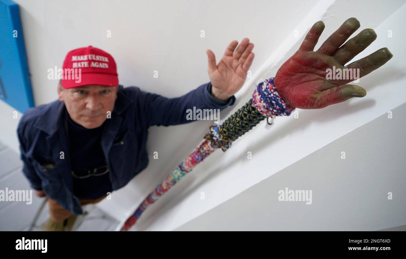 L'artista John Baucher con il suo lavoro intitolato 'flagpole' che utilizza un cast di sua mano e trova, dotato e recuperato bandiere, decostruiti, strappati e intrecciati al lancio della mostra 'Now thats what i call Vault' alla Mart Gallery di Rathmines Dublino. Data immagine: Domenica 19 febbraio 2023. Foto Stock