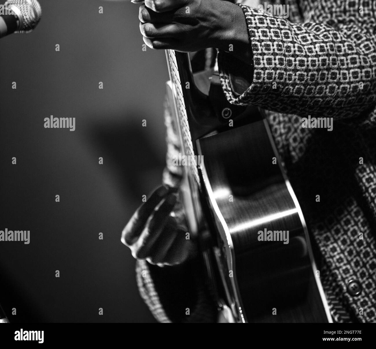 Performance di chitarra acustica Foto Stock