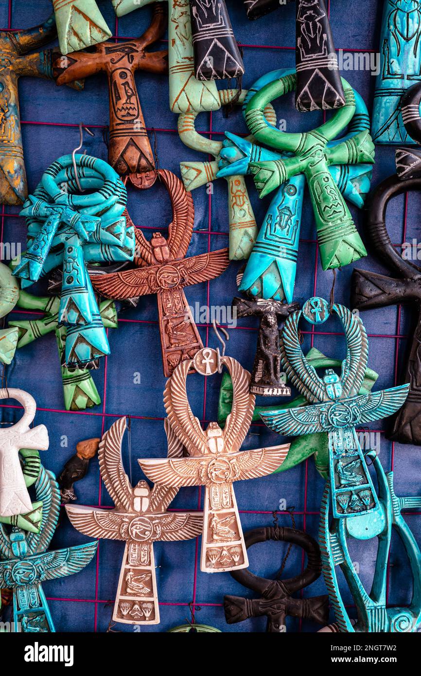 Ankh antico egiziano come souvenir. Souvenir egiziano tradizionale. Bazaar Orientale al Villaggio Nubiano. Assuan. Egitto. Africa. Foto Stock
