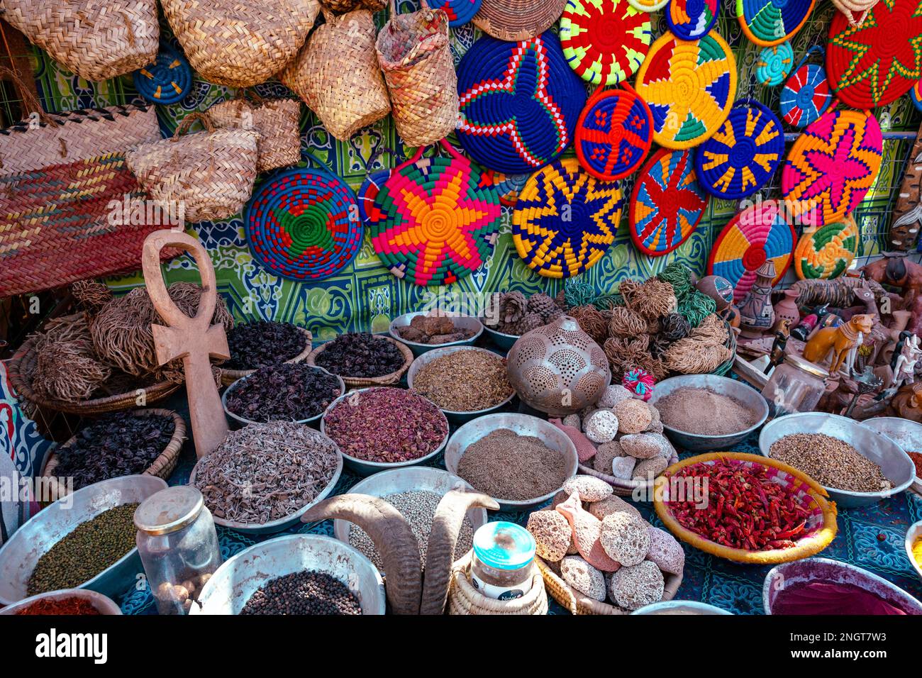 Souvenir colorati fatti a mano. Varietà di souvenir egiziani tradizionali. Bazaar Orientale al Villaggio Nubiano. Assuan. Egitto. Africa. Foto Stock